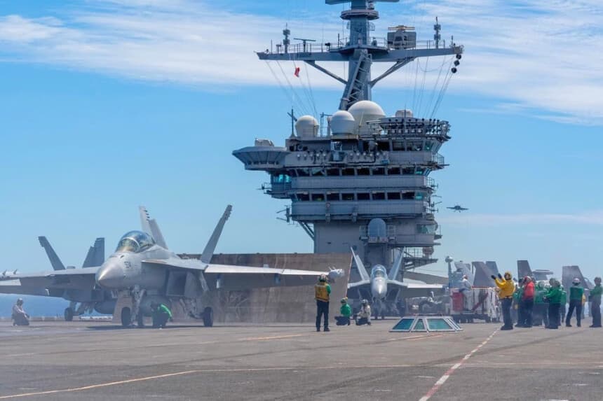 Marineros de la Marina de los EE. UU. realizan operaciones de vuelo en la cubierta de vuelo del portaaviones clase Nimitz USS Theodore Roosevelt (CVN 71) el 7 de septiembre de 2026. (Foto de la Marina de los EE. UU. por el especialista en comunicaciones de masas de 3ª clase Alexander Bussman).