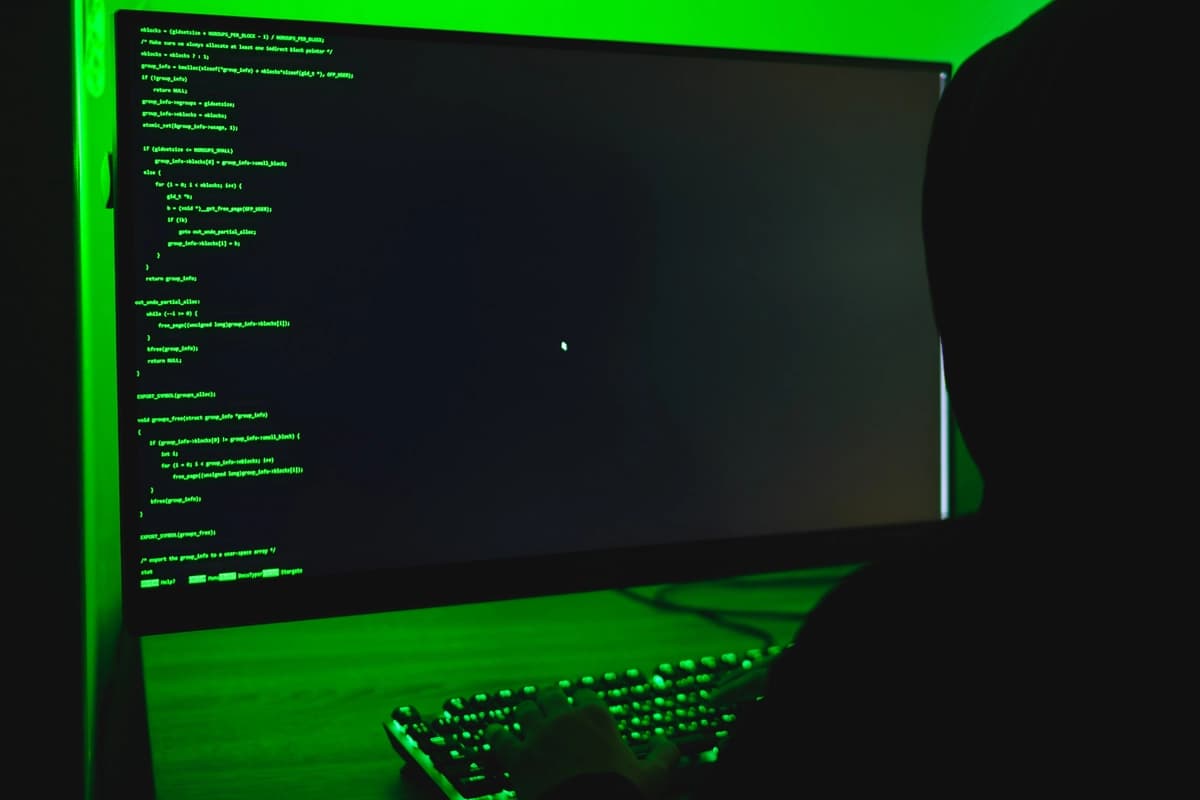 En esta ilustración fotográfica, un hacker escribe en el teclado de una computadora el 13 de mayo de 2025. (Oleksii Pydsosonnii/The Epoch Times)