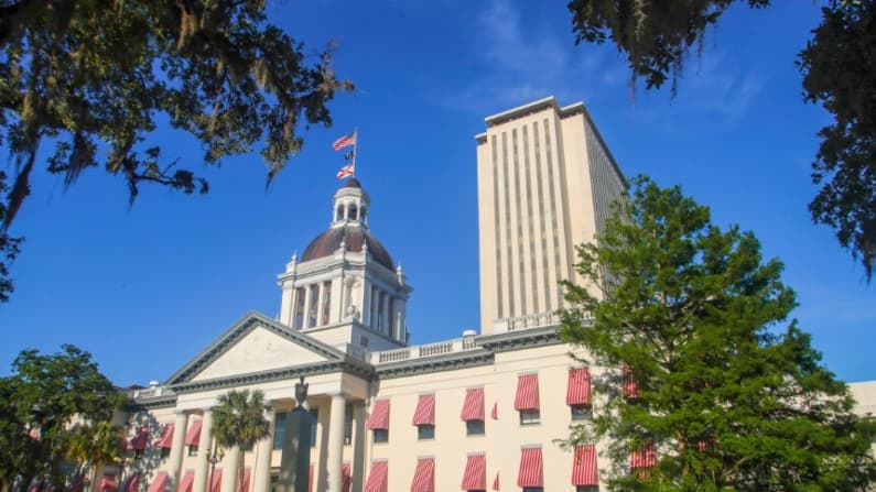 Florida designa a la Hermandad Musulmana, al CAIR y a Antifa como grupos terroristas