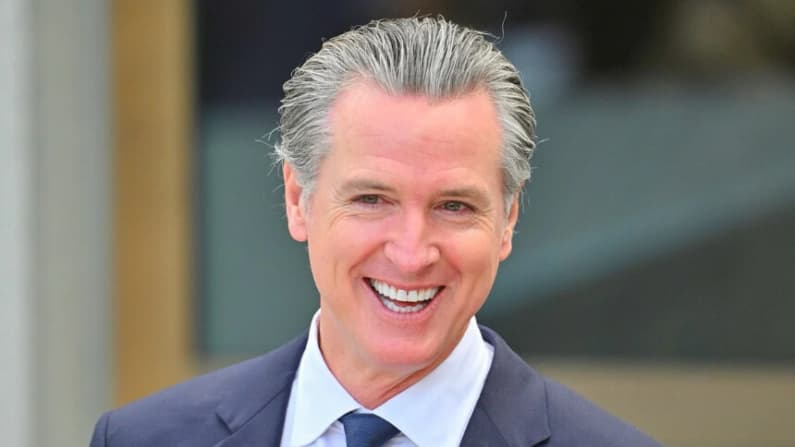 Newsom pide a agencias de California seguir diciendo “IA” pese a la orden de Trump sobre “superinteligencia”