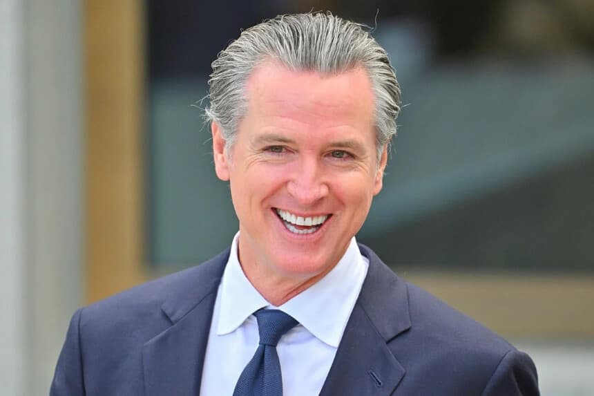 Newsom pide a agencias de California seguir diciendo “IA” pese a la orden de Trump sobre “superinteligencia”