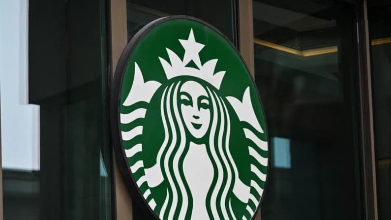 Starbucks abre sus dos primeras tiendas en Xinjiang generando críticas en el Congreso