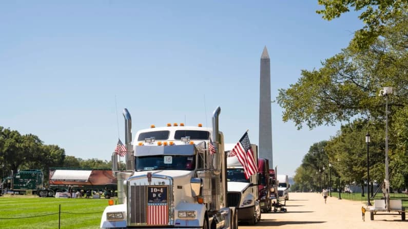 Una caravana de camioneros en Washington D.C. busca visibilizar el aumento de los precios del diésel