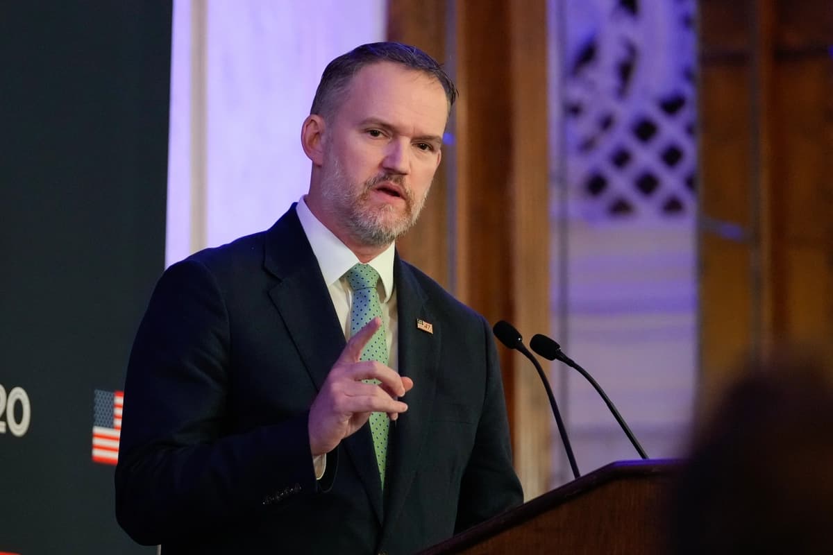 El representante comercial de EE. UU., Jamieson Greer, habla con la prensa frente a la Casa Blanca en Washington el 24 de agosto de 2026. (Mark Schiefelbein/AP Photo)