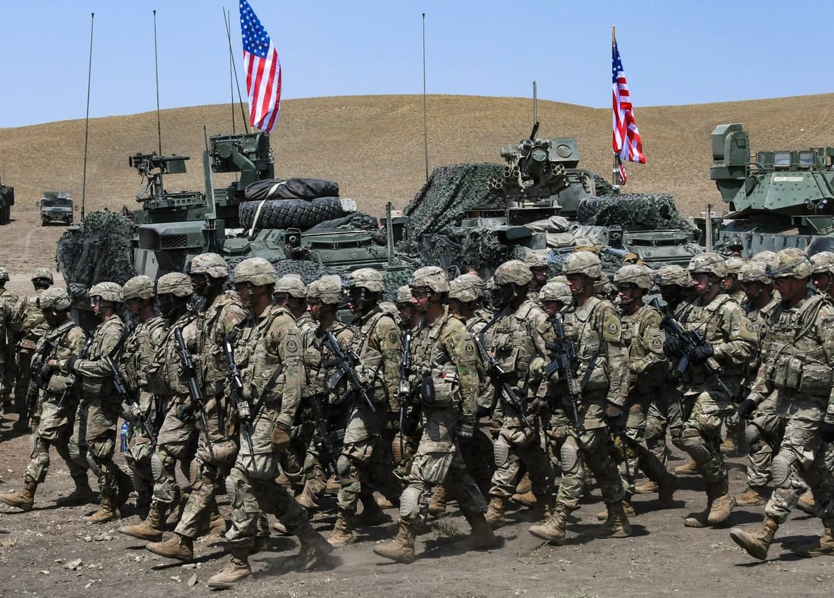 Soldados estadounidenses desfilan en la base militar de Vaziani, en las afueras de Tbilisi, Georgia, el 12 de agosto de 2017. (Vano Shlamov/AFP vía Getty Images)
