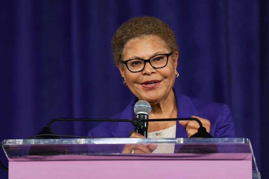 La alcaldesa de Los Ángeles, Karen Bass, hablará en un evento en Los Ángeles el 8 de mayo de 2026. (Patrick T. Fallon/AFP vía Getty Images).