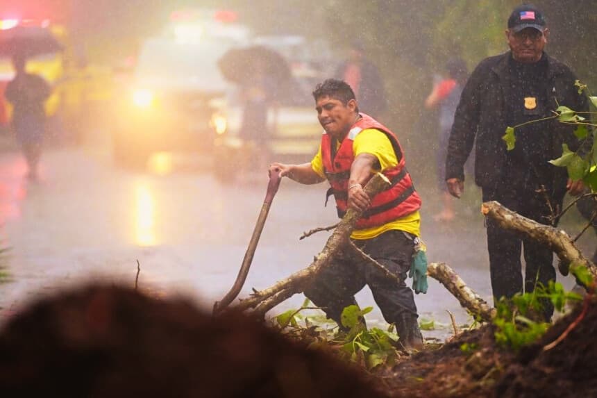 Los equipos de rescate y socorro despejan la vía de acceso, en Comasagua, El Salvador, el 10 de octubre de 2022. (MARVIN RECINOS/AFP vía Getty Images)