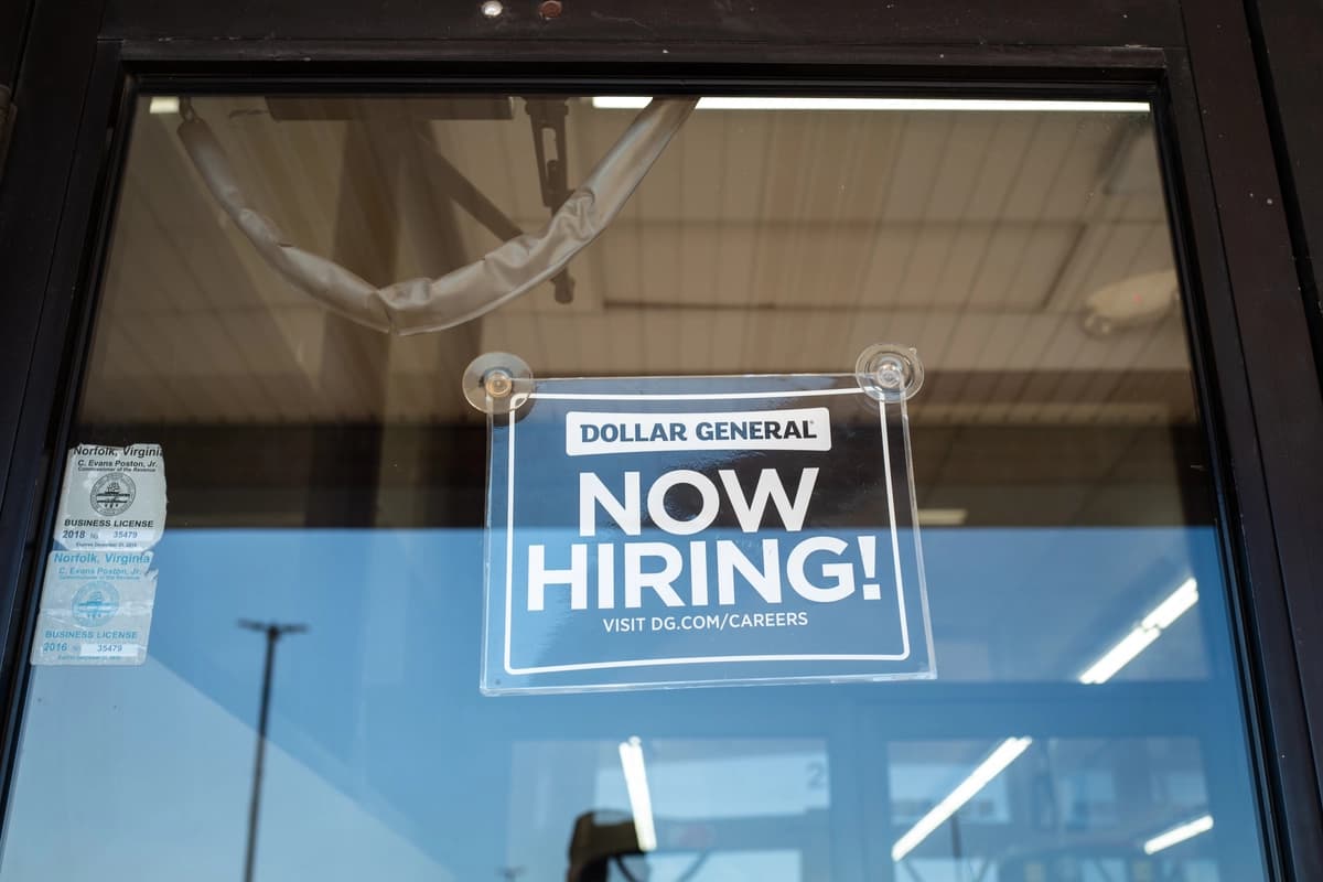 Un cartel de "Se busca personal" en una tienda de Norfolk, Virginia, el 5 de octubre de 2025. (Madalina Kilroy/The Epoch Times).