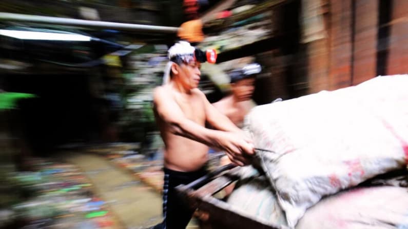 Siete trabajadores mueren por una posible intoxicación con gas en el norte de Filipinas