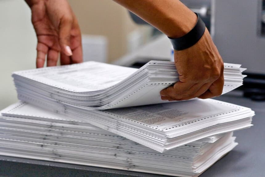 El personal electoral carga papeletas en máquinas en la Oficina del Supervisor de Elecciones del Condado de Broward en Lauderhill, Florida, el 11 de noviembre de 2018. (Joe Skipper/Getty Images).