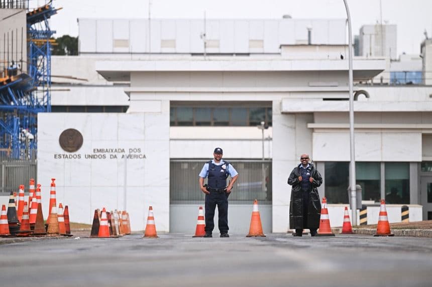 Integrantes de seguridad privada custodian la Embajada de Estados Unidos este viernes, en Brasilia (Brasil). Estados Unidos suspendió los servicios consulares en Brasil "por motivos de seguridad" apenas dos días antes de que el país celebre sus elecciones, por lo que informó a sus ciudadanos de que no se dirijan hasta los consulados o la embajada y contacten por teléfono en caso de emergencia. (EFE/ Andre Borges)