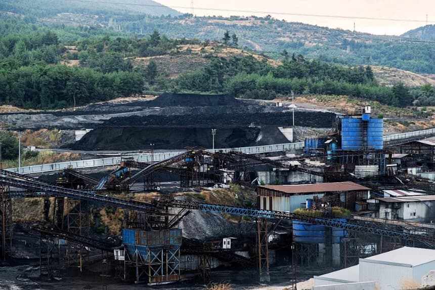 Esta fotografía muestra una vista general de la mina de carbón en el distrito de Soma, en Manisa, en Turquía. El 2 de octubre de 2026 (Murat Kocabas / AFP vía Getty Images)