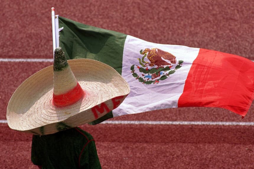 Un aficionado mexicano con sombrero que agita la bandera nacional de México en una foto de archivo de 1994. (Getty Images)
