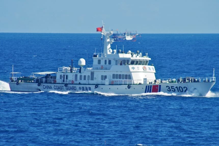 Un buque de la guardia costera china navega cerca de las disputadas islas Senkaku en el Mar de China Oriental el 6 de agosto de 2016. (Cuartel General Regional de la Guardia Costera 11ª vía AP).