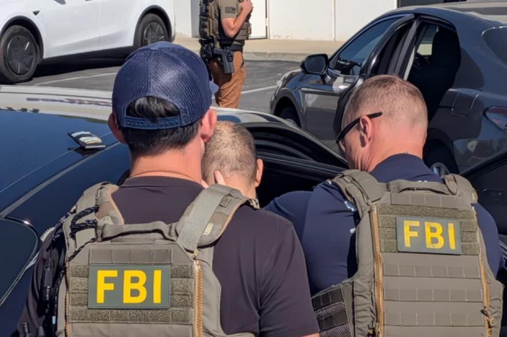 Greg Lui, de 38 años, quien también usa el nombre de "Yiu Kong Lui", fue arrestado por agentes federales en el condado de Los Ángeles el 1 de octubre de 2026. (FBI).