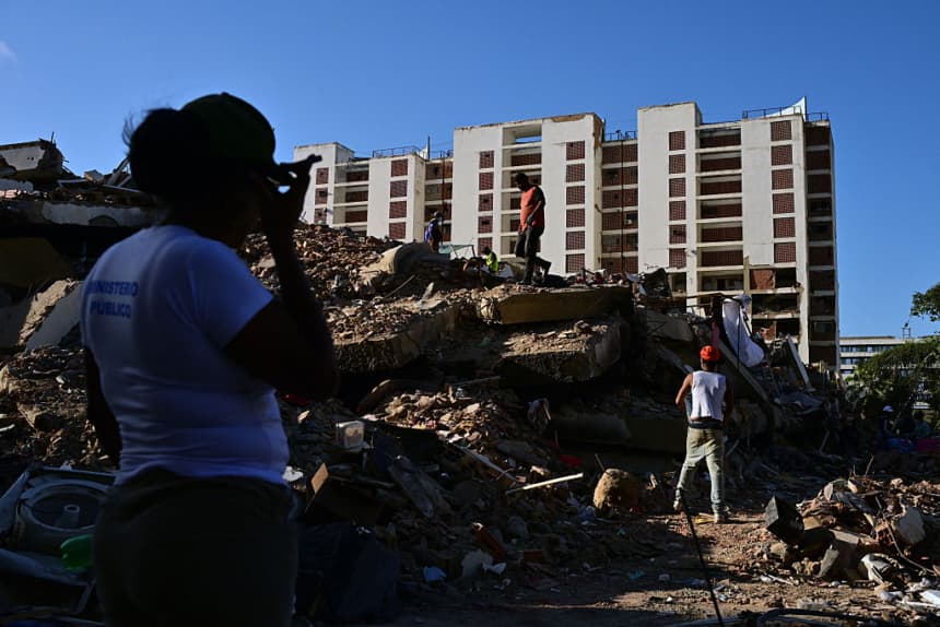 Personas buscan entre los escombros de un edificio colapsado en Caraballeda, estado La Guaira, Venezuela, el 7 de julio de 2026, tras los sismos del 24 de junio. (MARTIN BERNETTI / AFP via Getty Images)