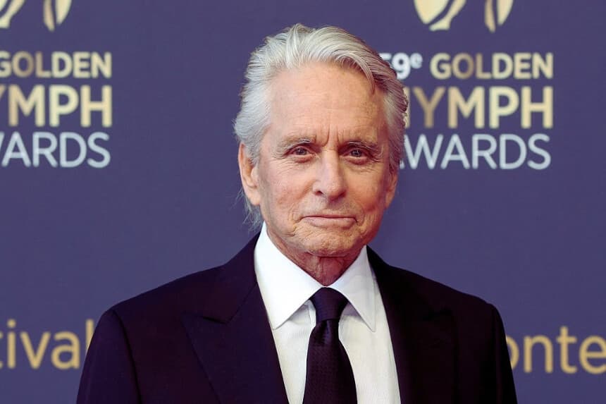 El actor estadounidense Michael Douglas posa durante una sesión fotográfica en el marco del 59.º Festival de Televisión de Montecarlo, el 18 de junio de 2019 en Mónaco. (Valery HACHE / AFP vía Getty Images)
