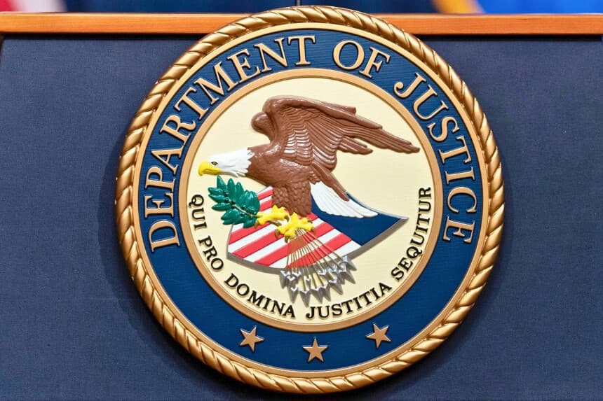 El sello del Departamento de Justicia se ve durante una rueda de prensa en la oficina del Departamento de Justicia en Washington el 16 de mayo de 2023. (Foto AP/Jose Luis Magana).