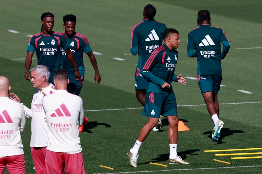 Jose Mourinho (2i) y Kylian Mbappé (3d) durante un entrenamiento del Real Madrid en la ciudad deportiva de Valdebebas. (EFE/Chema Moya)