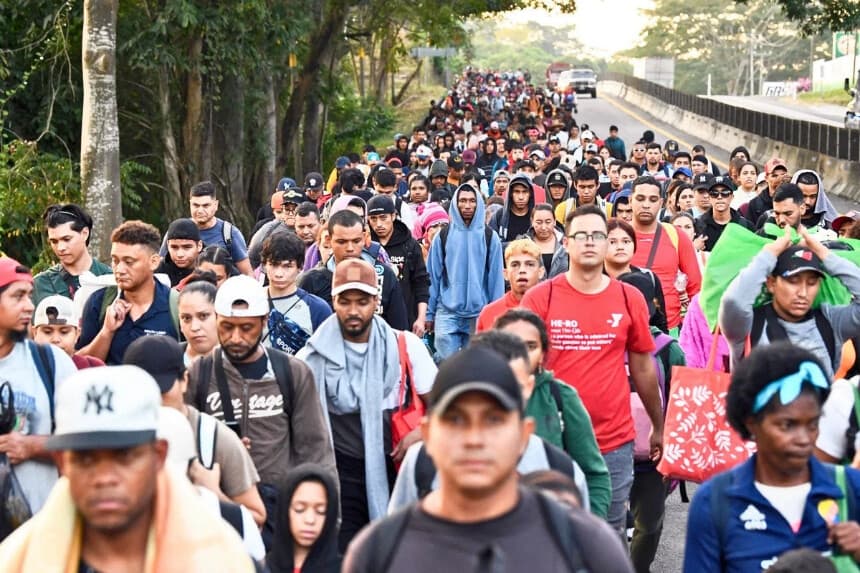 Una caravana de migrantes marcha hacia la frontera con Estados Unidos, en Tapachula, estado de Chiapas, México, en esta foto de archivo. (Isaac Guzmán/AFP vía Getty Images).
