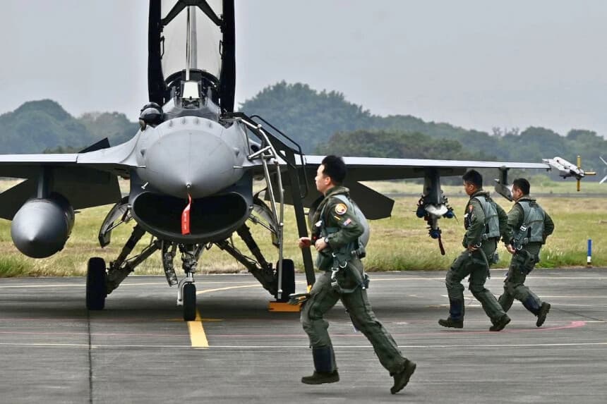 Pilotos de la fuerza aérea taiwanesa corren hacia su caza armado F-16V de fabricación estadounidense en una base aérea en Chiayi, sur de Taiwán, el 5 de enero de 2022. (Sam Yeh/AFP vía Getty Images).