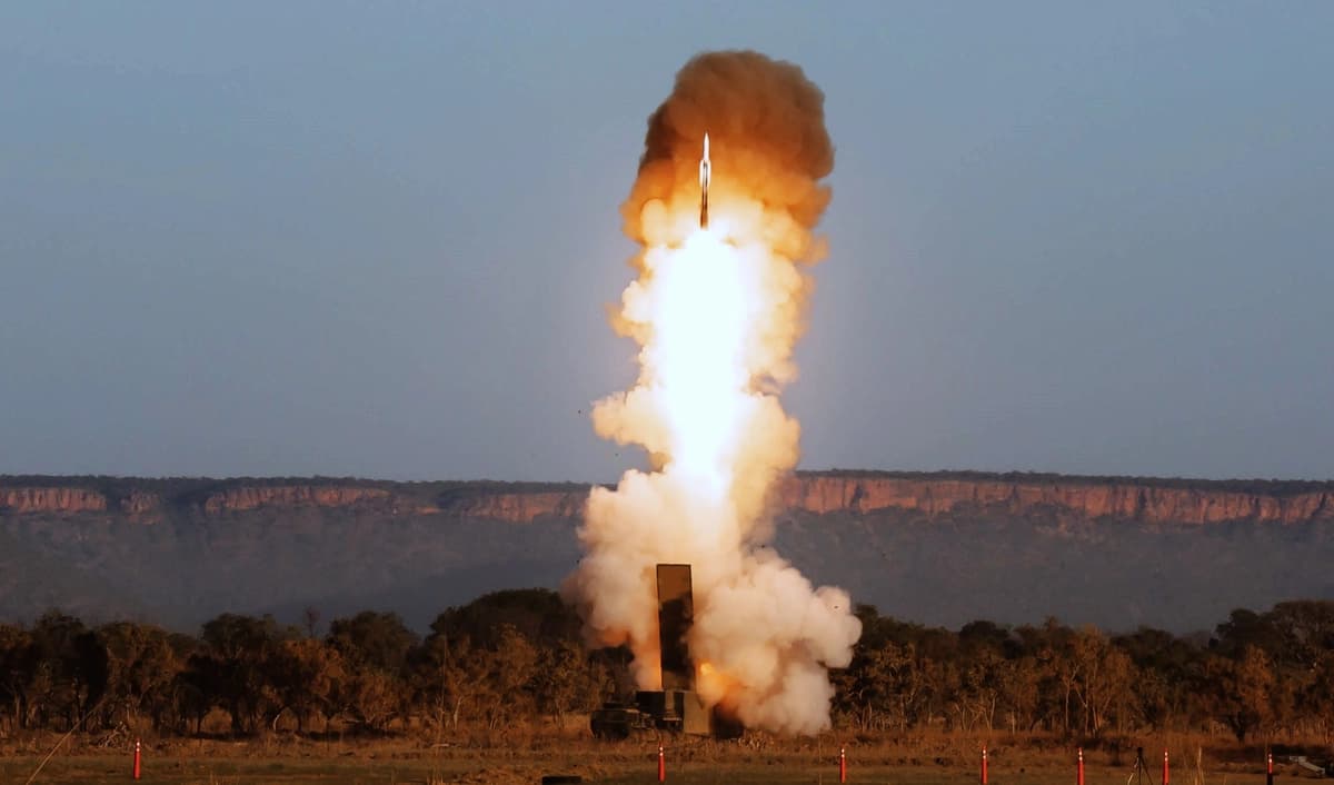 Los marines de EE. UU. gestionaron el espacio aéreo local mientras la 3.ª Fuerza de Tarea Multidominio del Ejército de EE. UU. realizaba un ejercicio de fuego real, en el que hundieron con éxito un objetivo marítimo con un misil Standard-6 durante el ejercicio Talisman Sabre 25 en el Territorio del Norte, Australia, el 16 de julio de 2025. (Foto del Cuerpo de Marines de EE. UU. por el sargento Brian A. Stippey)