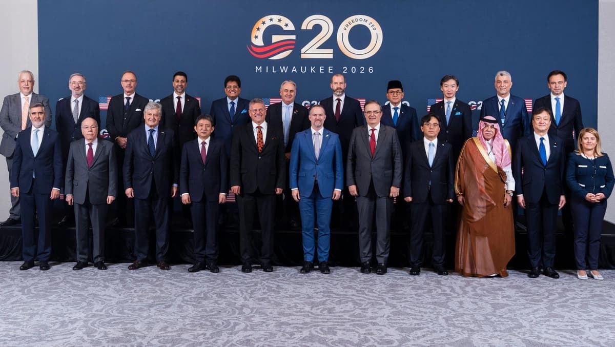 El Representante Comercial de Estados Unidos, Jamieson Greer (C), posa con ministros de comercio y otros delegados durante la Reunión Ministerial de Comercio del G20 en Milwaukee, Wisconsin, el 30 de septiembre de 2026. (Cortesía de la Oficina del Representante Comercial de Estados Unidos).