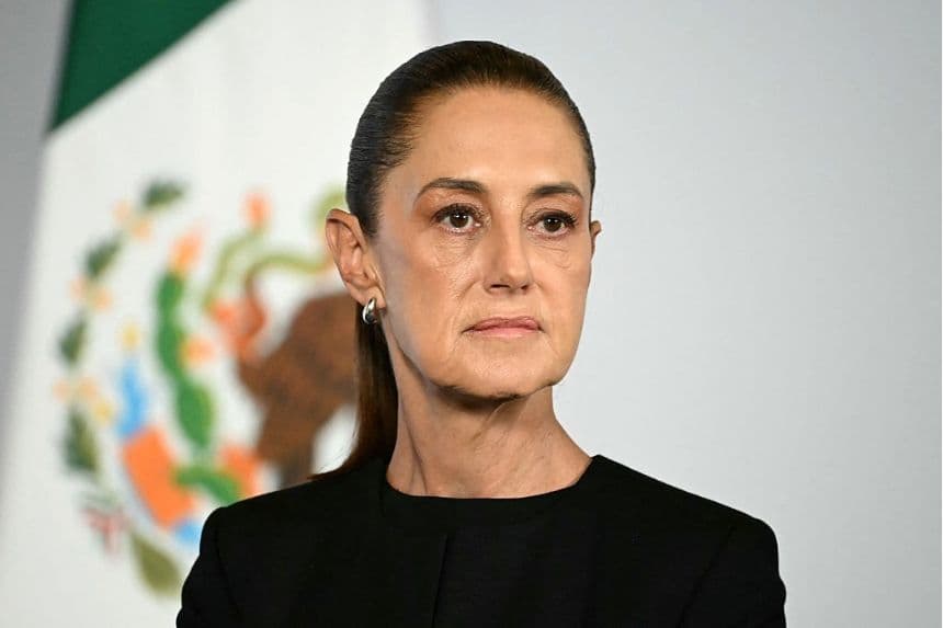 La presidenta de México, Claudia Sheinbaum, gesticula durante su conferencia de prensa diaria en el Palacio Nacional de la Ciudad de México, el 24 de septiembre de 2026. (YURI CORTEZ / AFP vía Getty Images)