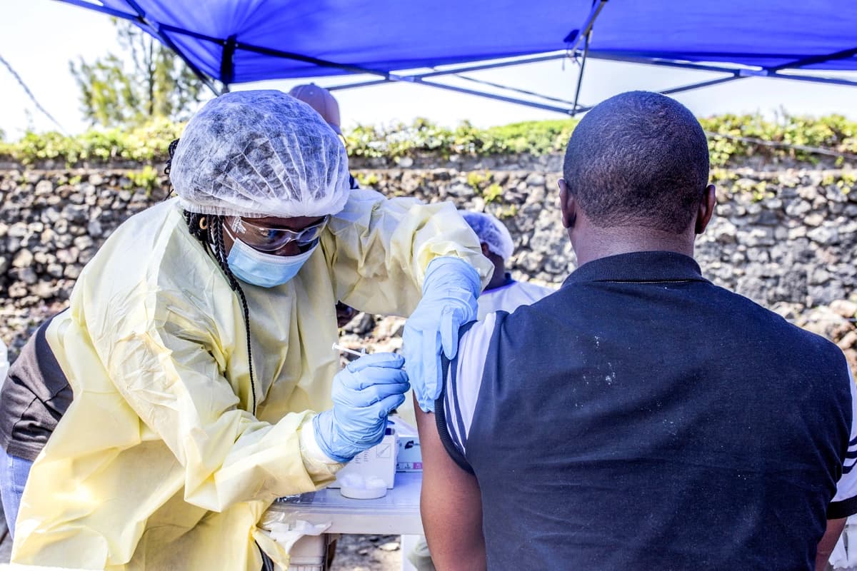 Un hombre recibe una vacuna contra el ébola de manos de una enfermera a las afueras del Centro de Salud Afia Himbi en Goma, Congo, el 15 de julio de 2019. (Pamela Tulizo/AFP vía Getty Images).