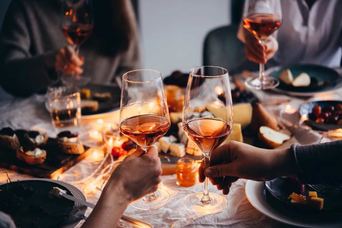 El trágico final de las cenas con amigos. (fornStudio/Shutterstock).