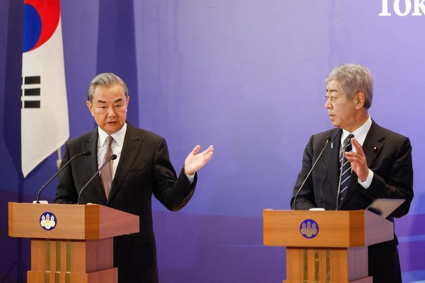 El ministro de Asuntos Exteriores de China, Wang Yi (Izq.), y el ministro de Asuntos Exteriores de Japón, Takeshi Iwaya, ofrecen una rueda de prensa conjunta tras su reunión en el marco de la XI Reunión Trilateral de Ministros de Asuntos Exteriores, celebrada en Tokio, el 22 de marzo de 2025. (Rodrigo Reyes Marín/Pool/AFP vía Getty Images)