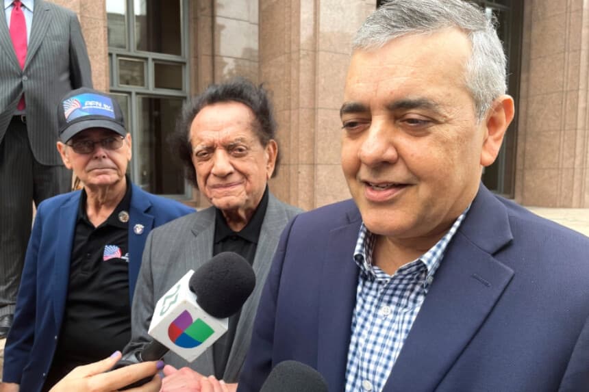 El exrepresentante David Rivera habla con los medios frente a un tribunal federal en Miami el 20 de diciembre de 2022. (Joshua Goodman/AP).