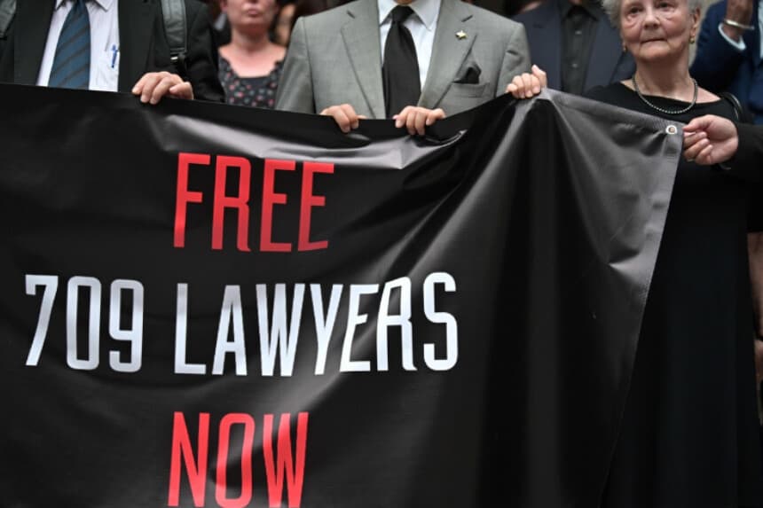 Abogados y activistas protestan en silencio ante la Corte de Última Instancia de Hong Kong por el cuarto aniversario de la «redada 709» contra abogados de derechos humanos en China, el 9 de julio de 2019. (Anthony Wallace/AFP/Getty Images).