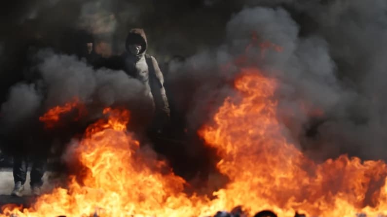 El caos y violencia persiste en toda Francia en medio de las protestas estudiantiles