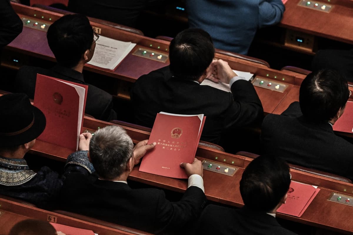 Delegados durante la sesión de clausura de la XIV Asamblea Popular Nacional (APN) en el Gran Salón del Pueblo en Beijing, el 11 de marzo de 2024. (Jade Gao/AFP vía Getty Images).