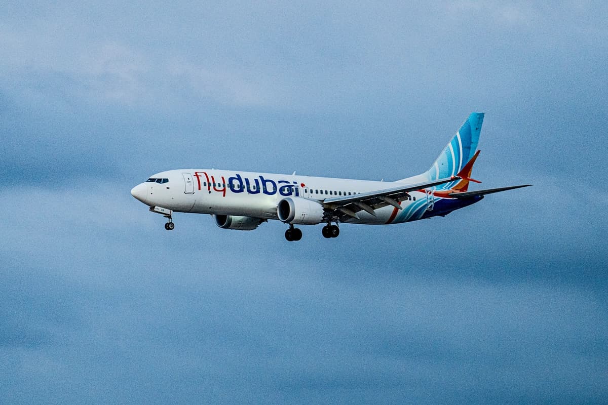 Un avión que transportaba a pasajeros de un vuelo anterior de Flydubai, el cual fue desviado a Arabia Saudita, llega al Aeropuerto Ben Gurión en Tzafria, Israel, el 30 de septiembre de 2026. (Erik Marmor/Getty Images)