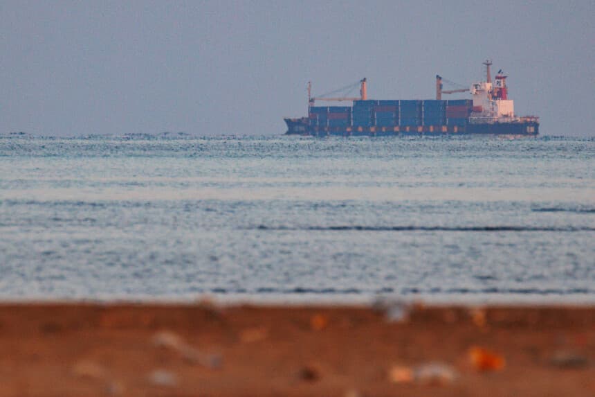 El buque portacontenedores Kota Rahmat se aproxima al estrecho de Bab el-Mandeb el 18 de enero de 2024 en Obock, Yibuti. (Luke Dray/Getty Images)