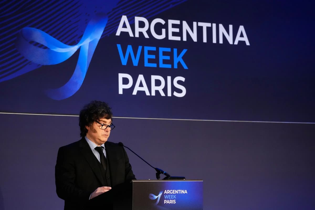El presidente de Argentina, Javier Milei, pronuncia un discurso en la sede de la Organización para la Cooperación y el Desarrollo Económicos (OCDE), antes de la "Semana de Argentina", un evento destinado a promover la inversión y las oportunidades de negocios, en París, el 1 de octubre de 2026. (Teresa Suárez/AP Photo)