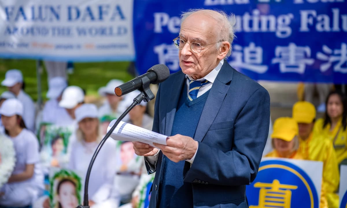 El abogado de derechos humanos David Matas interviene en un acto conmemorativo del 24.º aniversario de la persecución que el régimen chino sigue infligiendo a Falun Gong, celebrado en Londres el 15 de julio de 2023. (Yanning Qi/The Epoch Times).