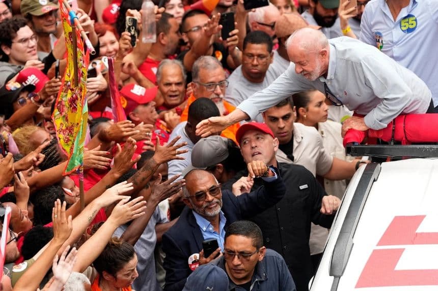 El presidente brasileño Luiz Inácio Lula da Silva, que se presenta a la reelección, saluda a sus seguidores durante un mitin de campaña en Río de Janeiro, Brasil, el 2 de octubre de 2026. (AP/Silvia Izquierdo)
