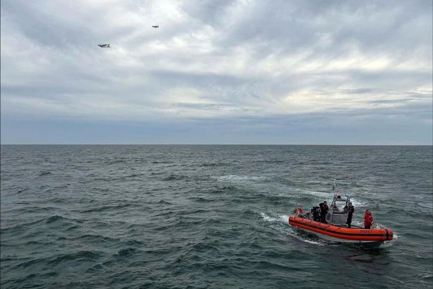 Miembros de la tripulación buscan por aire y mar una ambulancia aérea con destino a Boston que desapareció frente a la costa de Nantucket, Massachusetts, el 3 de octubre de 2026. (Guardia Costera de EE. UU. vía AP)
