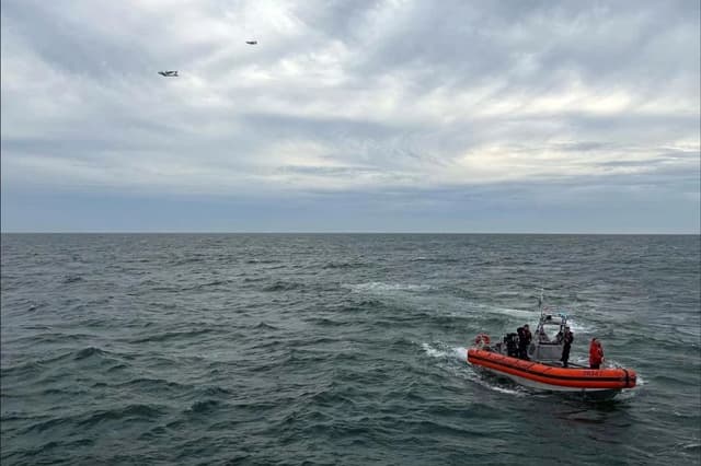 Miembros de la tripulación buscan por aire y mar una ambulancia aérea con destino a Boston que desapareció frente a la costa de Nantucket, Massachusetts, el 3 de octubre de 2026. (Guardia Costera de EE. UU. vía AP)