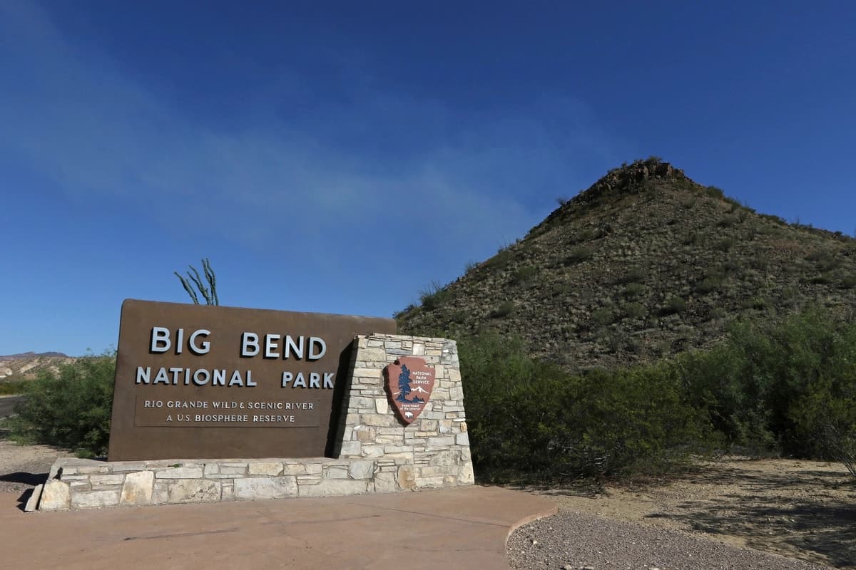 Un letrero del Parque Nacional Big Bend en la entrada oeste, cerca de Maverick Junction, en el Parque Nacional Big Bend, Texas, el 24 de mayo de 2019. (Jacob Ford/Odessa American vía AP)