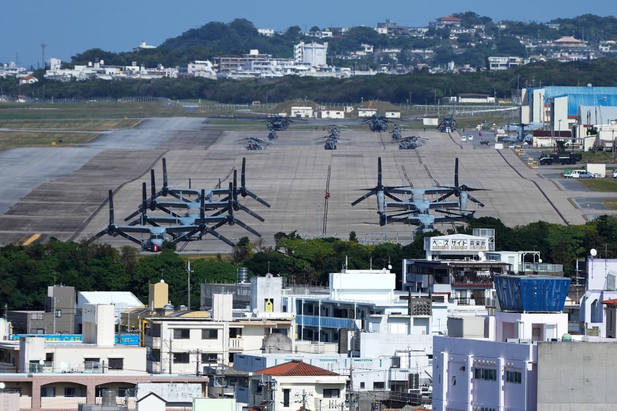 Aviones de transporte estadounidenses MV-22 Osprey estacionados en la base aérea del Cuerpo de Marines de EE. UU. en Futenma, Ginowan, en la isla principal del archipiélago de Okinawa, al sur de Japón, el 18 de febrero de 2025. (Foto de Hiro Komae/AP).