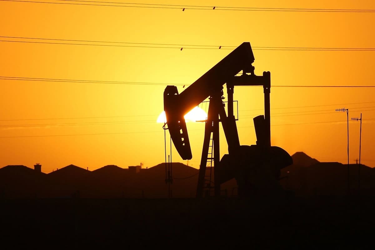 Una bomba de extracción se encuentra en las afueras de la ciudad al amanecer en el yacimiento petrolero de la Cuenca del Pérmico, en la ciudad petrolera de Midland, Texas, el 21 de enero de 2016. (Spencer Platt/Getty Images)