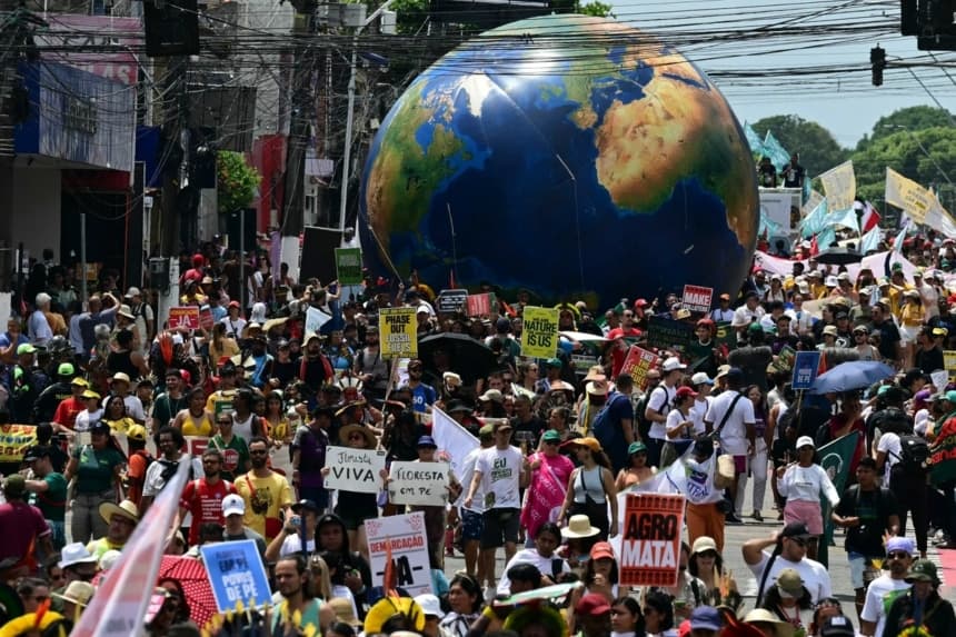 Miles de personas participan en la "Gran Marcha del Pueblo" al margen de la Conferencia de las Naciones Unidas sobre el Cambio Climático (COP30) en Belém, Brasil, el 15 de noviembre de 2025. (Pablo Porciuncula/AFP vía Getty Images)