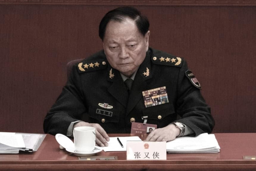 El general de mayor rango de China, Zhang Youxia, en una reunión; foto sin fecha, tomada antes de que fuera destituido por el líder del PCCh, Xi Jinping, en enero de 2026. (Getty Images)