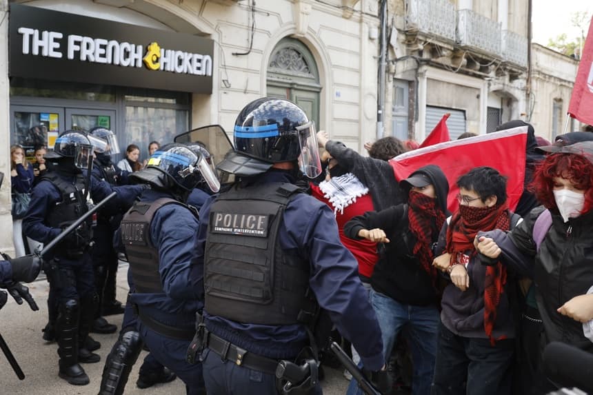 Enfrentamientos entre policías y estudiantes en Montpellier. (EFE/EPA/HORCAJUELO GUILLAUME)