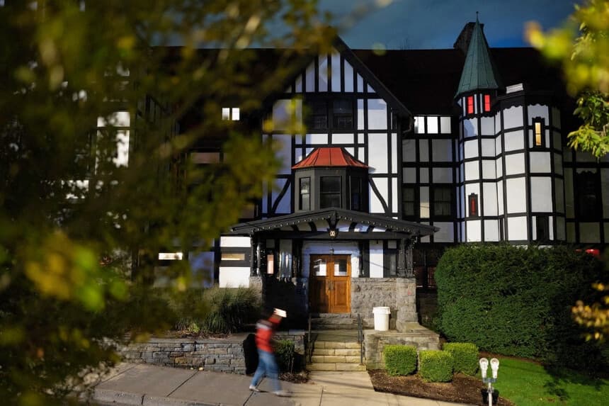 El edificio del campus de la Universidad de Cornell donde presuntamente tuvo lugar una violación en grupo, en Ithaca, Nueva York, el 2 de octubre de 2026. (Matt Burkhartt/AFP vía Getty Images).