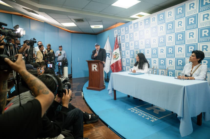 Rafael López Aliaga (c), virtual ganador de la elección para alcalde de Lima, este domingo durante una rueda de prensa en Lima, Perú. (EFE/ John Reyes Mejía)